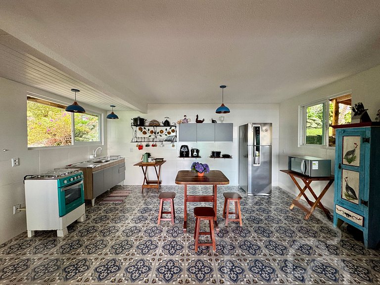 Casa com piscina natural e churrasqueira