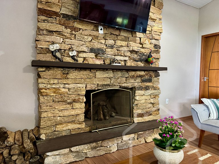 Casa com piscina natural e churrasqueira