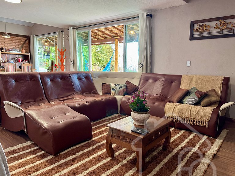 Casa com piscina natural e churrasqueira