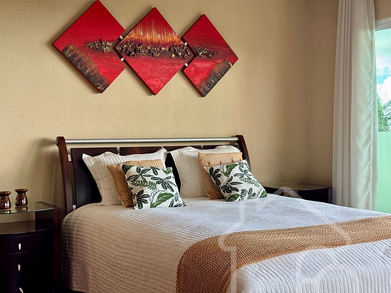 Casa com piscina natural e churrasqueira