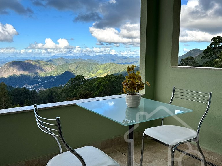 Csa na montanha com lareira e vista espetacular