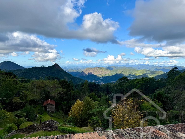 Casa na montanha com lareira e vista espetacular