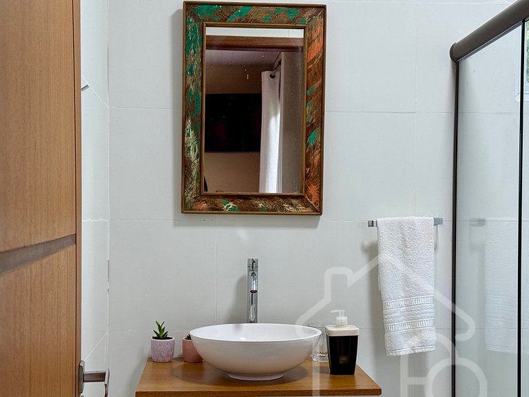 Casa com piscina natural e churrasqueira