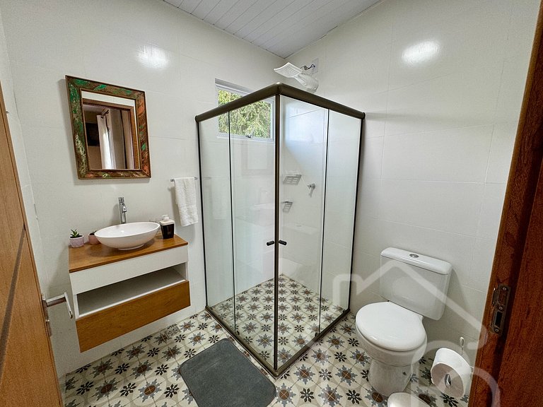 Casa com piscina natural e churrasqueira