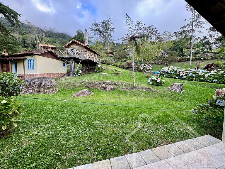 Casa com piscina natural e churrasqueira