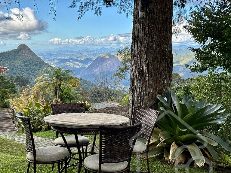 Csa na montanha com lareira e vista espetacular