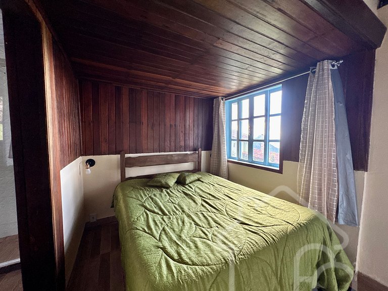 Casa com piscina natural e churrasqueira