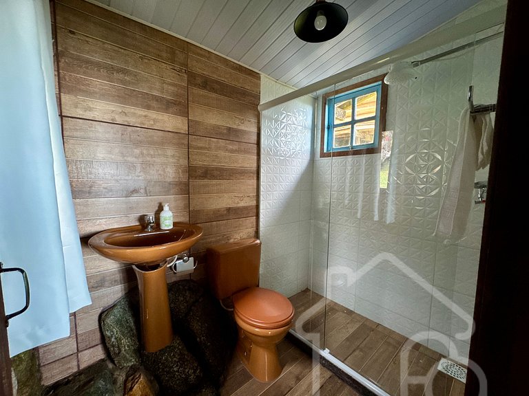 Casa com piscina natural e churrasqueira