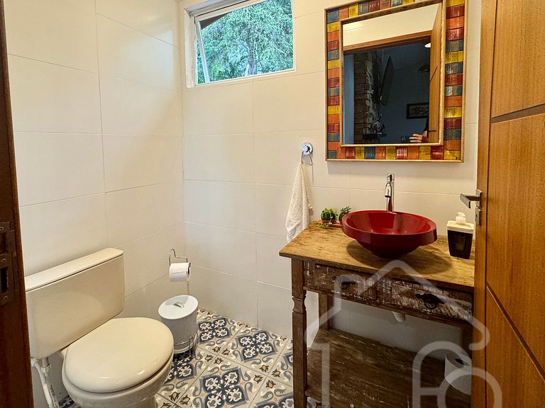 Casa com piscina natural e churrasqueira