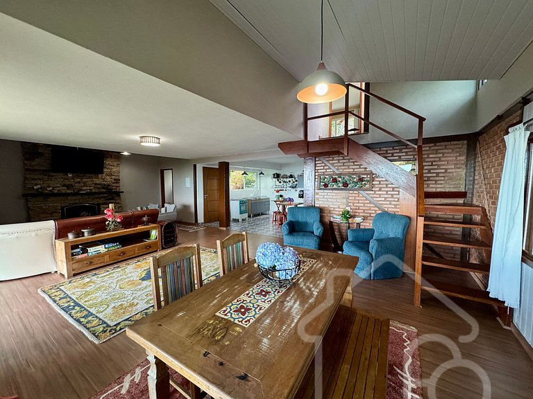 Casa com piscina natural e churrasqueira