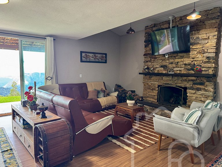 Casa com piscina natural e churrasqueira