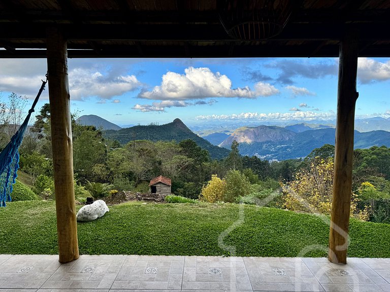 Casa na montanha com lareira e vista espetacular