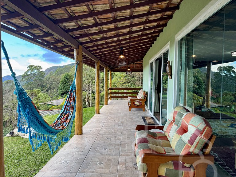 Casa na montanha com lareira e vista espetacular