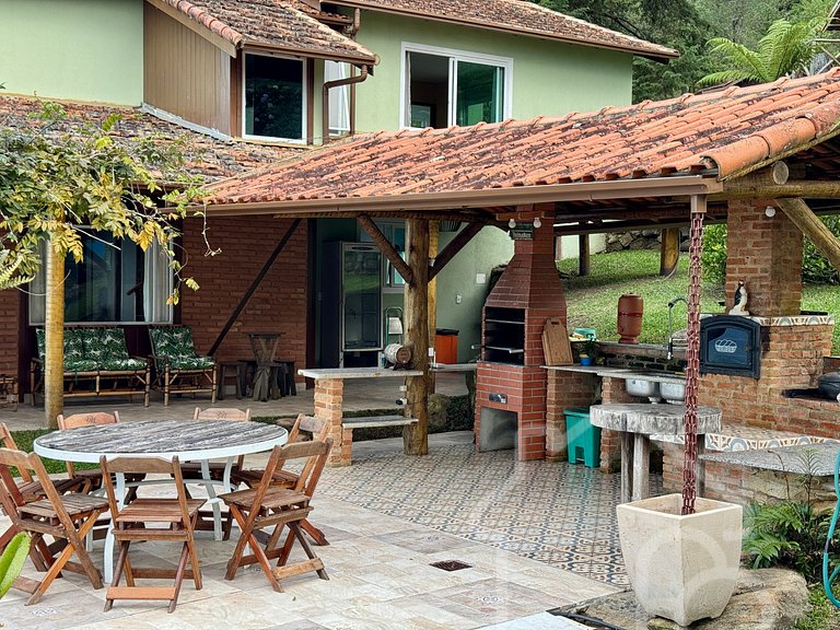 Casa com piscina natural e churrasqueira