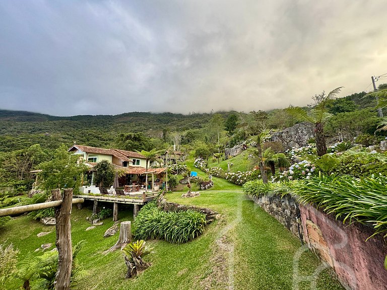 Casa com piscina natural e churrasqueira