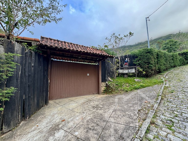 Casa com piscina natural e churrasqueira