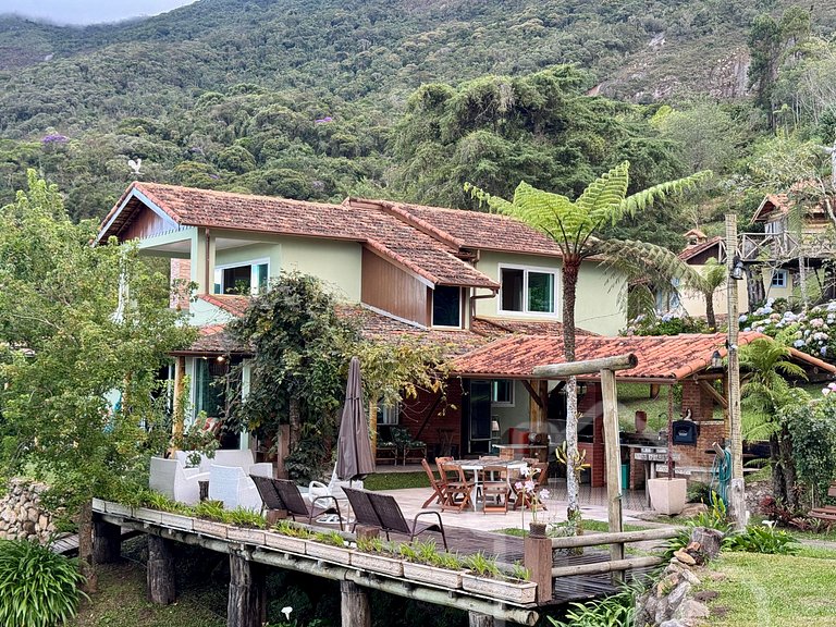 Casa com piscina natural e churrasqueira