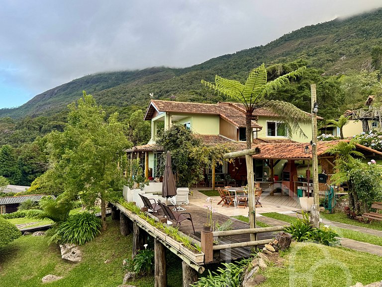 Csa na montanha com lareira e vista espetacular