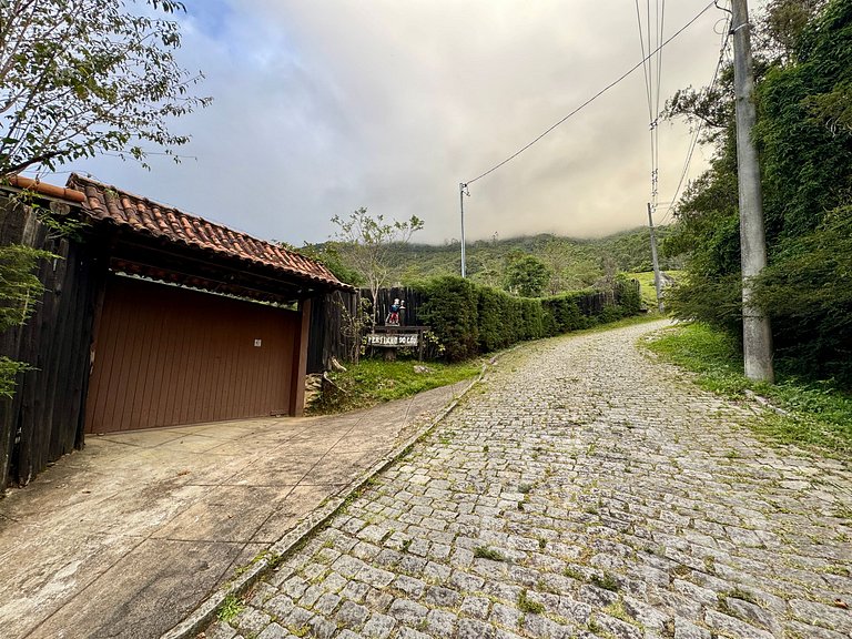 Casa com piscina natural e churrasqueira