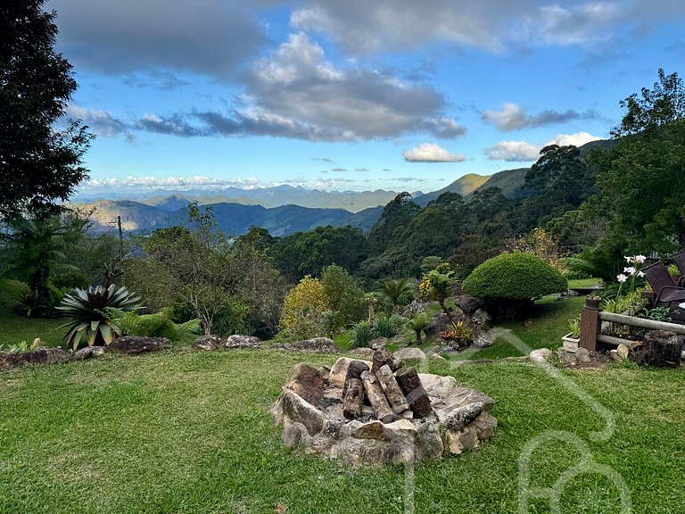 Csa na montanha com lareira e vista espetacular