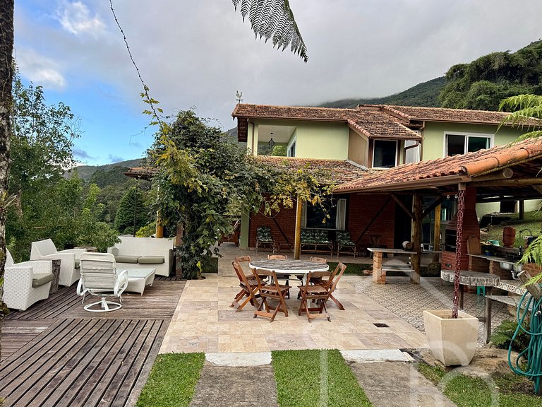 Casa espetacular com piscina e churrasqueira