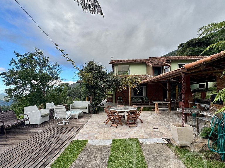 Casa na montanha com lareira e vista espetacular