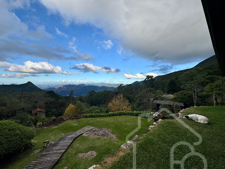 Csa na montanha com lareira e vista espetacular