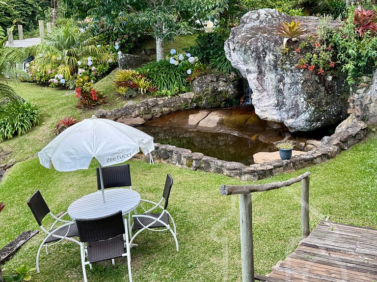 Casa com piscina natural e churrasqueira