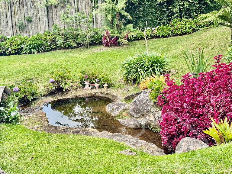 Casa com piscina natural e churrasqueira