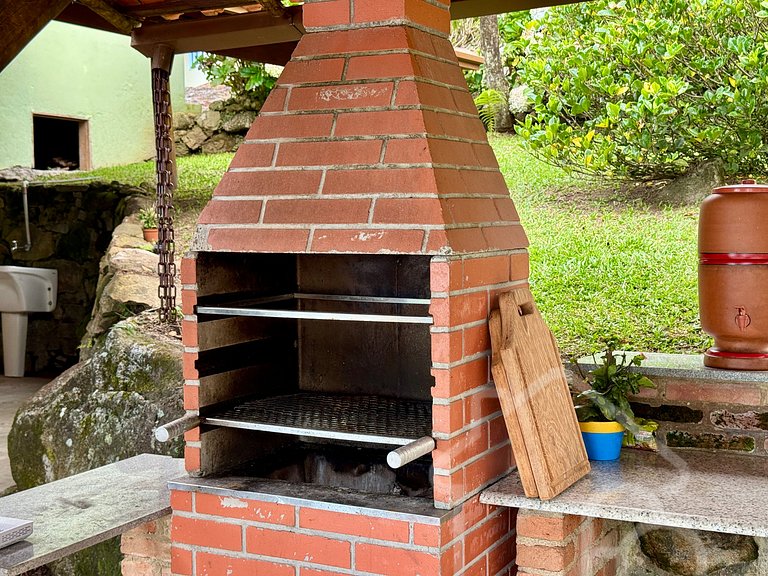 Casa com piscina natural e churrasqueira