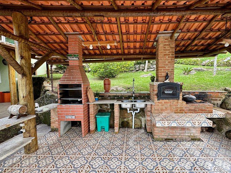 Casa com piscina natural e churrasqueira