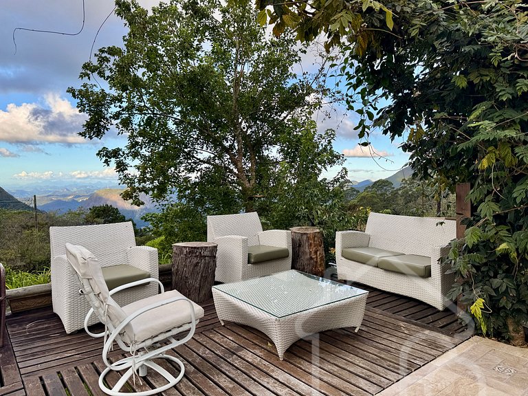 Casa na montanha com lareira e vista espetacular