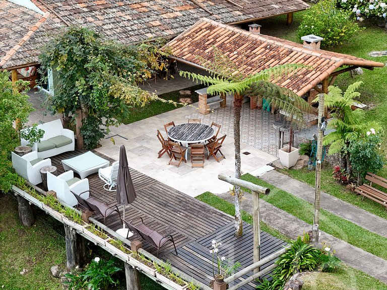 Casa com piscina natural e churrasqueira