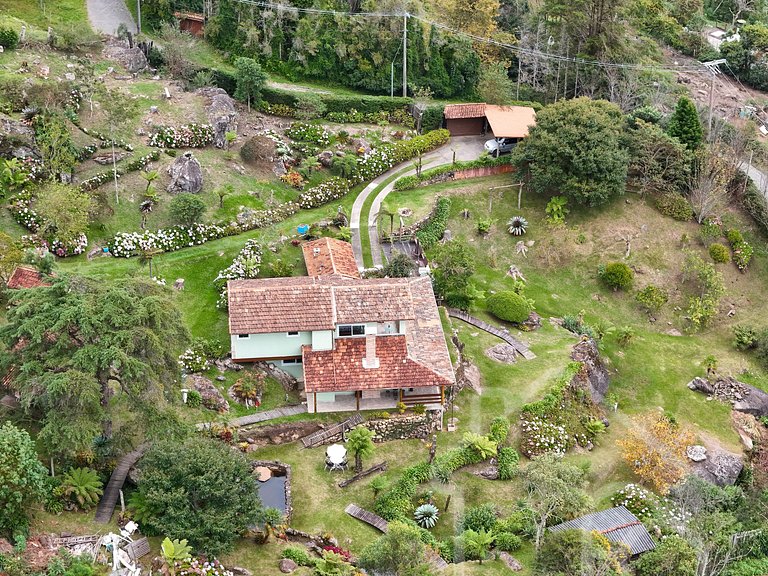Csa na montanha com lareira e vista espetacular