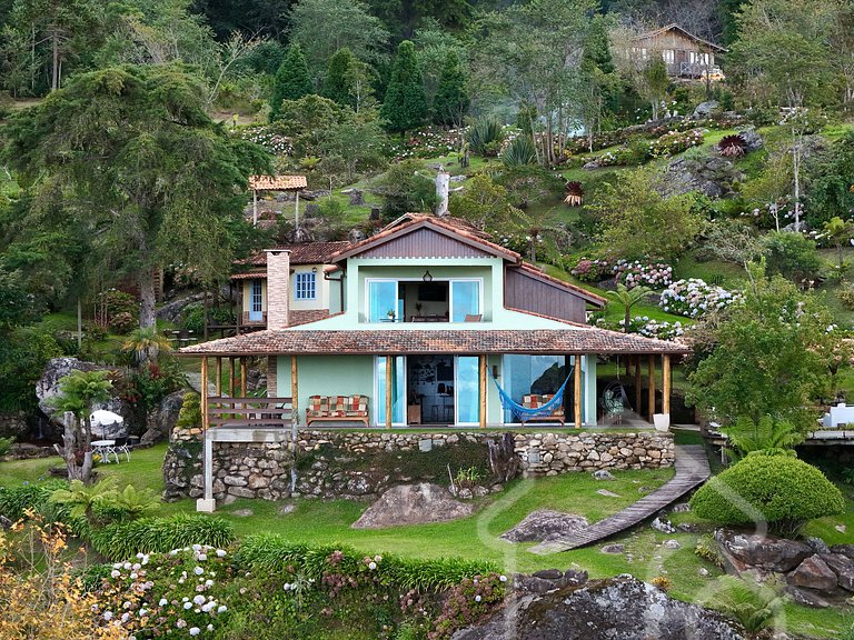 Csa na montanha com lareira e vista espetacular