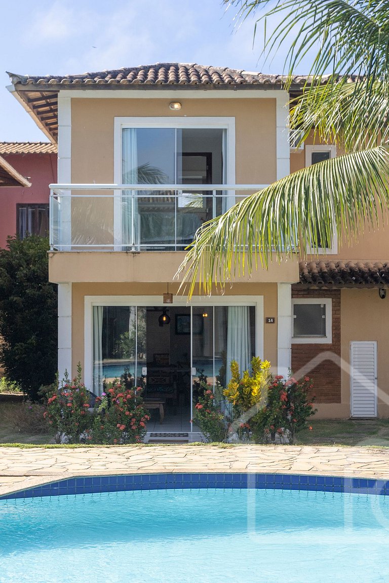 Casa com piscina em condomínio na Rasa