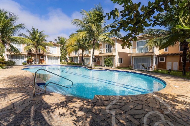 Casa com piscina em condomínio na Rasa