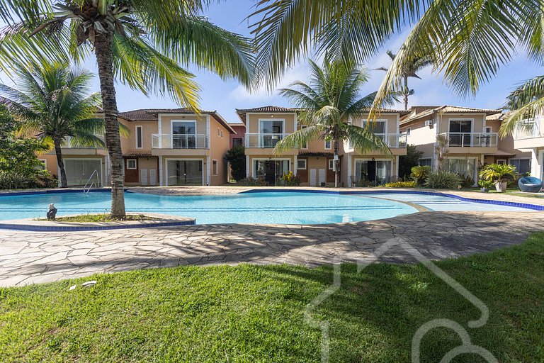 Casa com piscina em condomínio na Rasa