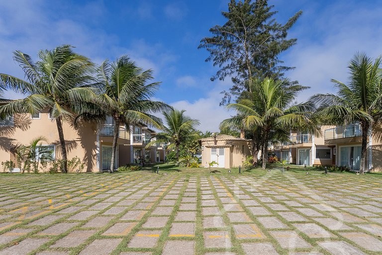 Casa com piscina em condomínio na Rasa