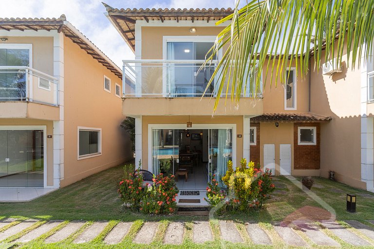 Casa com piscina em condomínio na Rasa