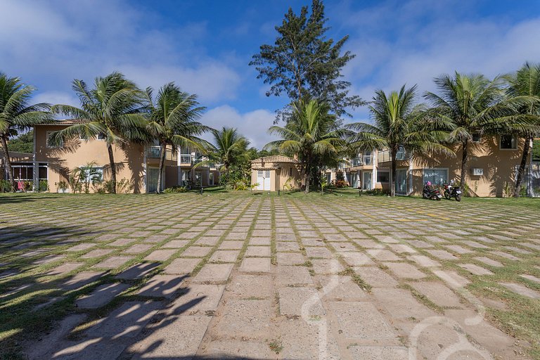 Casa com piscina em condomínio na Rasa