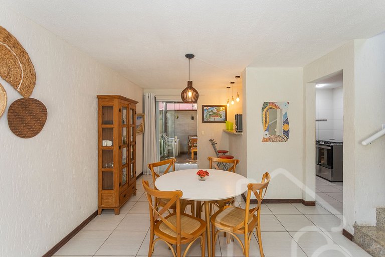 Casa com piscina em condomínio na Rasa