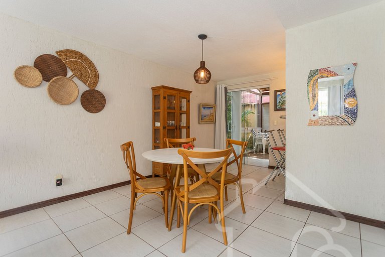 Casa com piscina em condomínio na Rasa