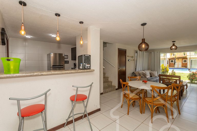Casa com piscina em condomínio na Rasa