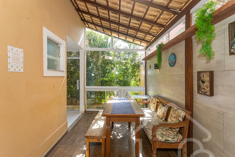 Casa com piscina em condomínio na Rasa
