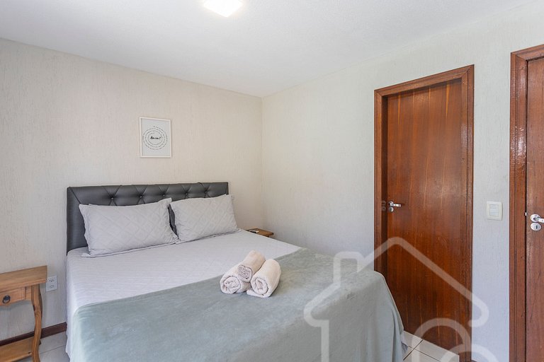 Casa com piscina em condomínio na Rasa