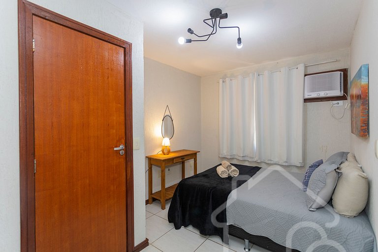 Casa com piscina em condomínio na Rasa