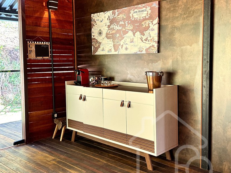 Casa na árvore cercada pela natureza e conforto