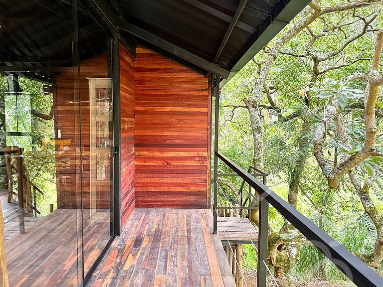 Casa na árvore cercada pela natureza e conforto