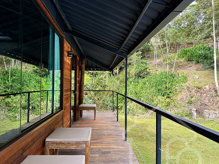 Casa na árvore cercada pela natureza e conforto